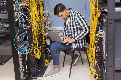 Técnico instalando red de computadoras en una oficina moderna