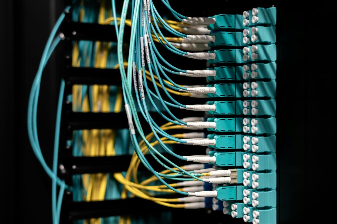 Panel de parcheo con cableado estructurado ordenado
