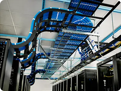 Patch panel con cableado estructurado organizado
