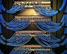 Panel de parcheo con cableado estructurado organizado