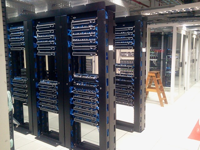 Rack de comunicaciones organizado en una planta de producción
