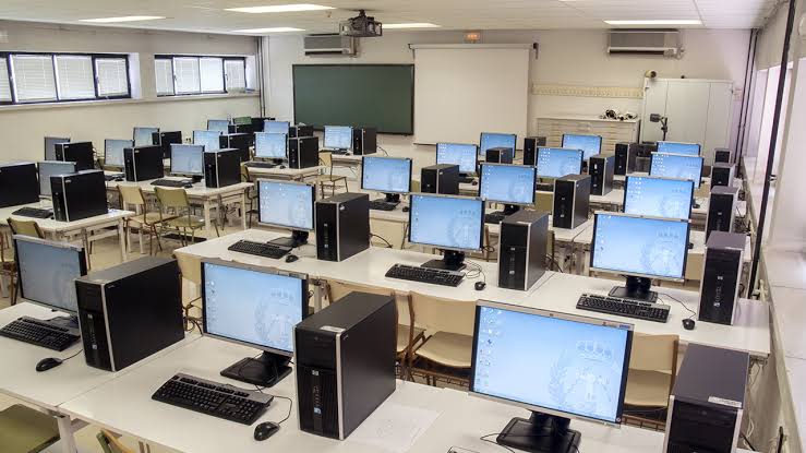 Aula de cómputo con varias computadoras conectadas a la red